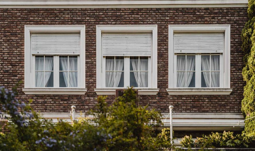 Boostez l’efficacité énergétique de votre maison grâce aux volets roulants solaires