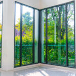 Éclairez votre intérieur avec une baie coulissante sur mesure